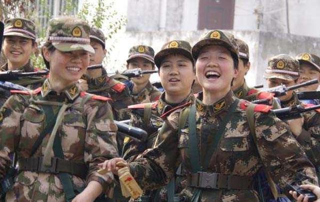 “女军司令”和他的“女兵们”由于其特色,也闹出了不少笑话|教官|司令|女兵_新浪新闻