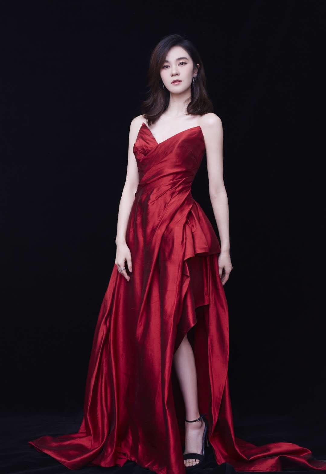 郁可唯一袭纱裙梦幻又青春,扎上骨辫显年轻__财经头条