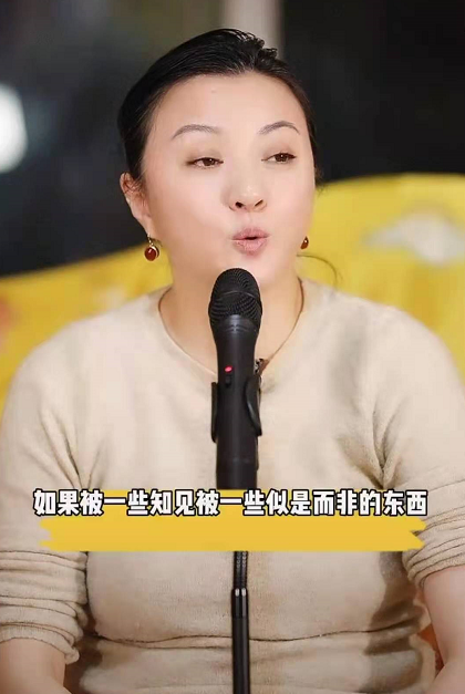 47岁金玉婷近照发福认不出,头发泛白显老态,与老公恩爱近十年