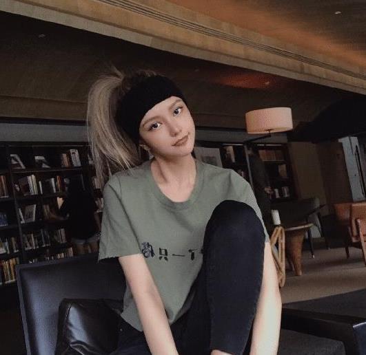 穿搭大胆有个性,周扬青服装掌控能力好?白色套装穿出范儿