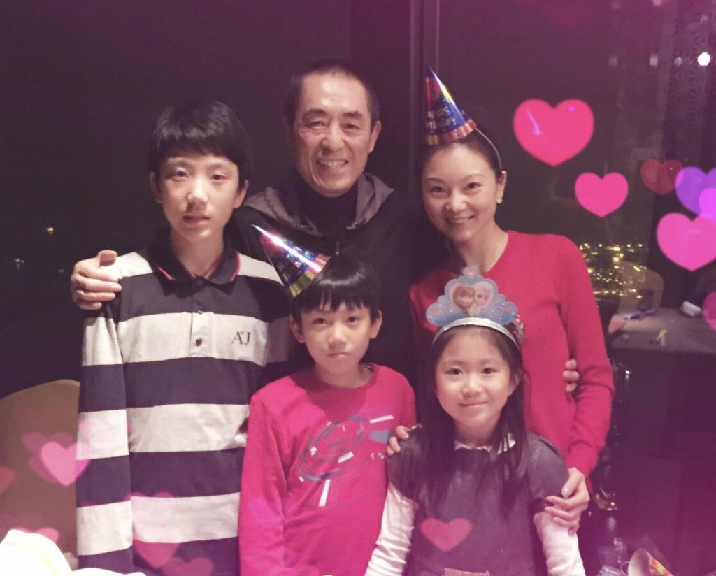 张艺谋为幼女庆生两个儿子未现身娇妻陈婷颜值爆表