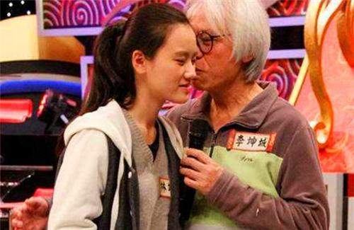 因“忘年恋”走红的17岁女孩林靖恩,7年过去,现已失去纯真笑容休闲区蓝鸢梦想 - Www.slyday.coM 因“忘年恋”走红的17岁女孩林靖恩,7年过去,现已失去纯真笑容休闲区蓝鸢梦想 - Www.slyday.coM