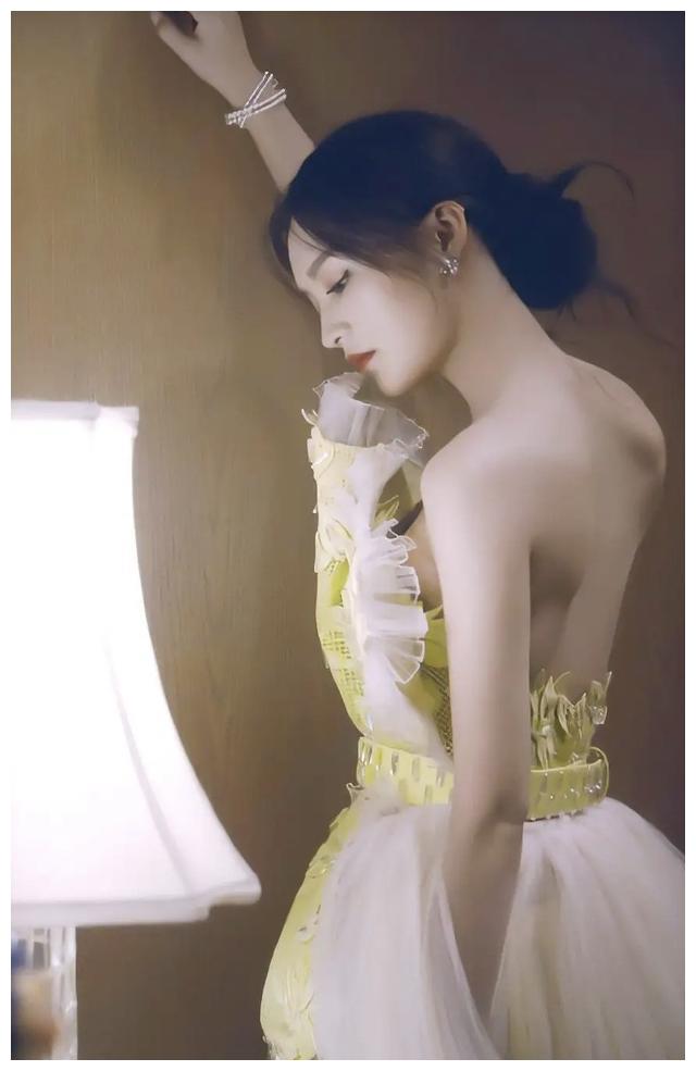 李沁真是放得开,穿亮片礼服秀"美人背",这身材谁能不羡慕