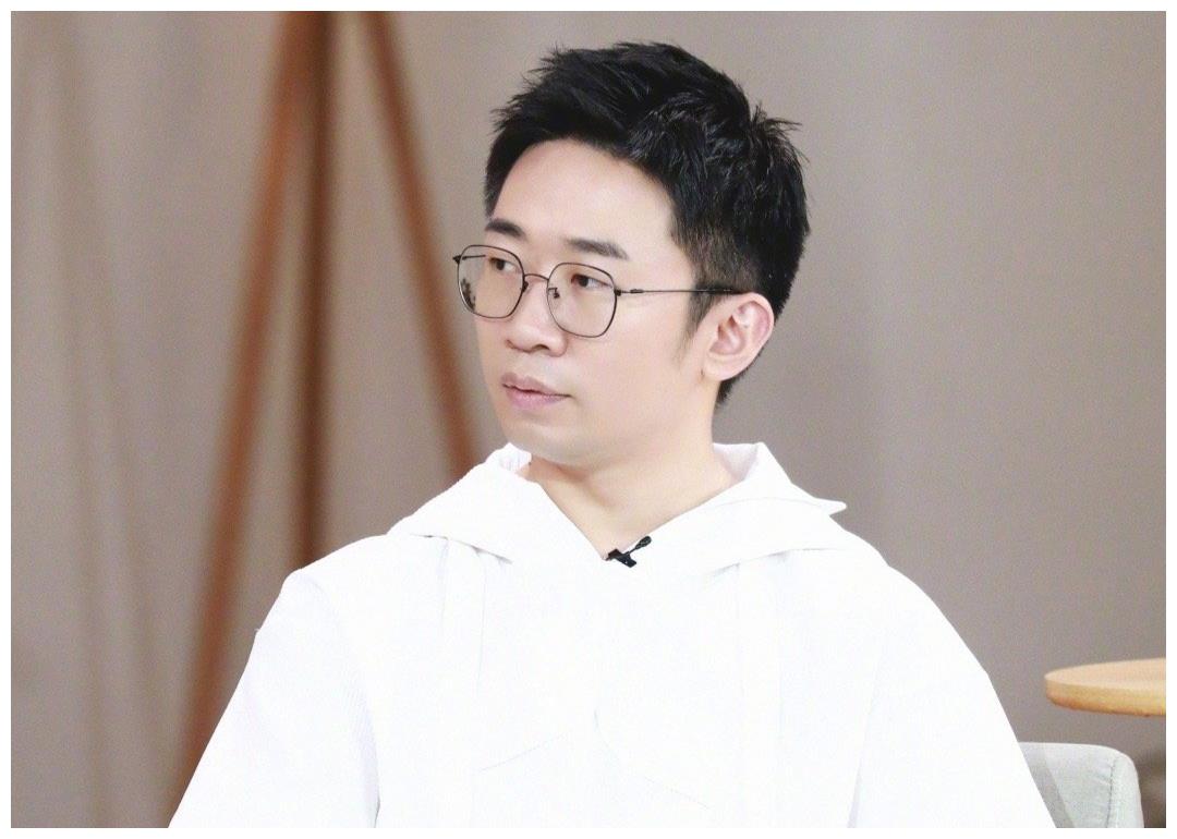 杨迪被指不尊重硬糖少女,却得谢娜力挺,原因与赵丽颖事件相似!