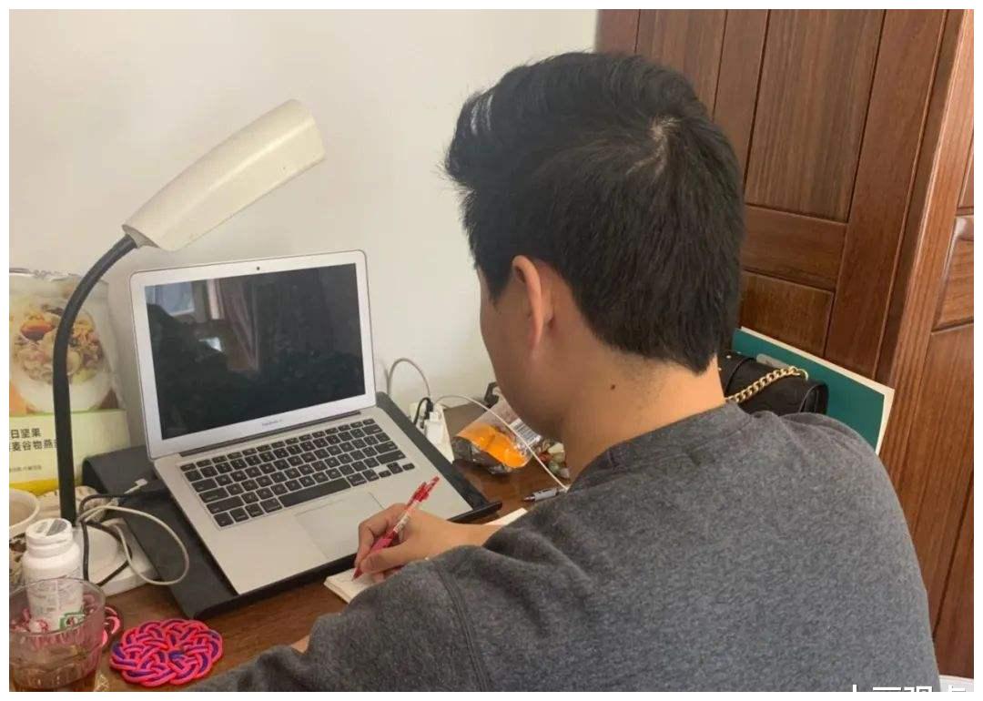 丢人丢到国外，女留学生上网课和男友做运动，老师紧急中断直播！休闲区蓝鸢梦想 - Www.slyday.coM