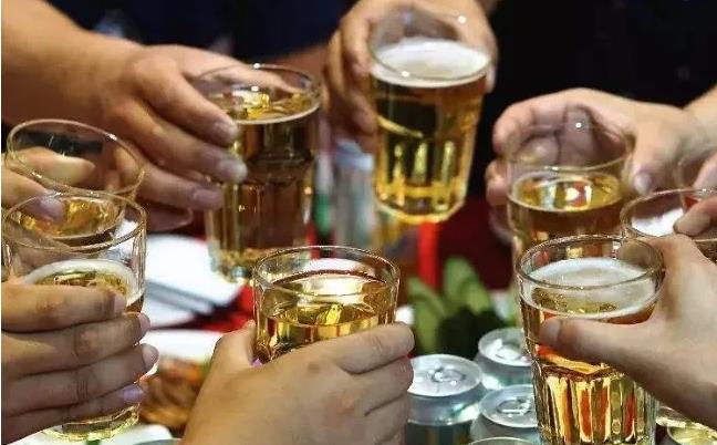 喝酒对大脑不利长期饮酒的人若出现5个表现劝你尽快戒酒