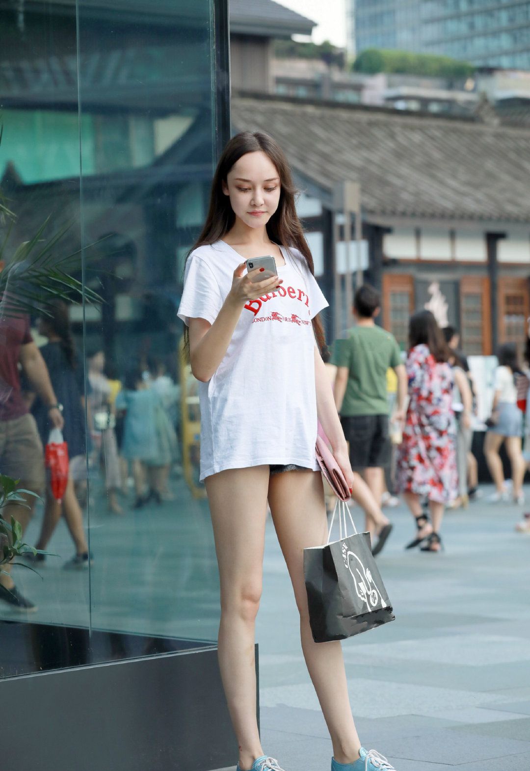 女生夏天最爱下装消失的穿法，太太太太显腿长，有种随性的时髦感