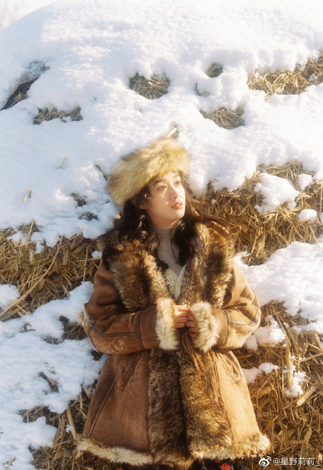 优质摄影推荐下雪天女孩在乡下拍的雪景写真