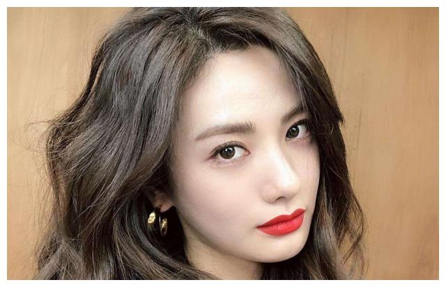 在2013年和2015年均被评为全世界最美脸蛋冠军,2014年也拿下了第2名的