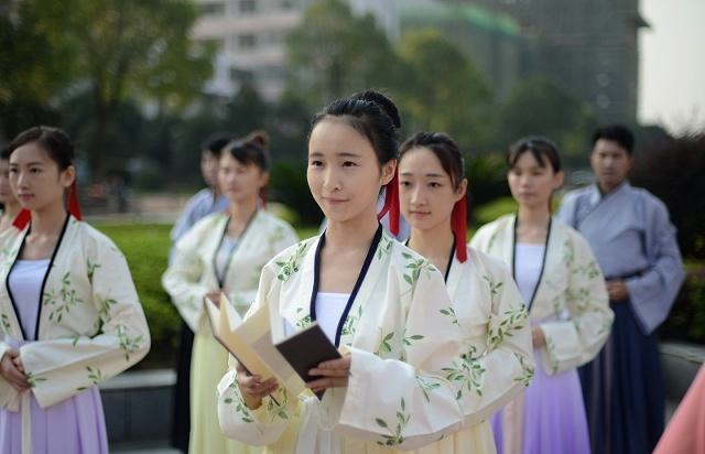 为什么国人穿汉服会被围观，在日本满大街都是和服却很正常？休闲区蓝鸢梦想 - Www.slyday.coM