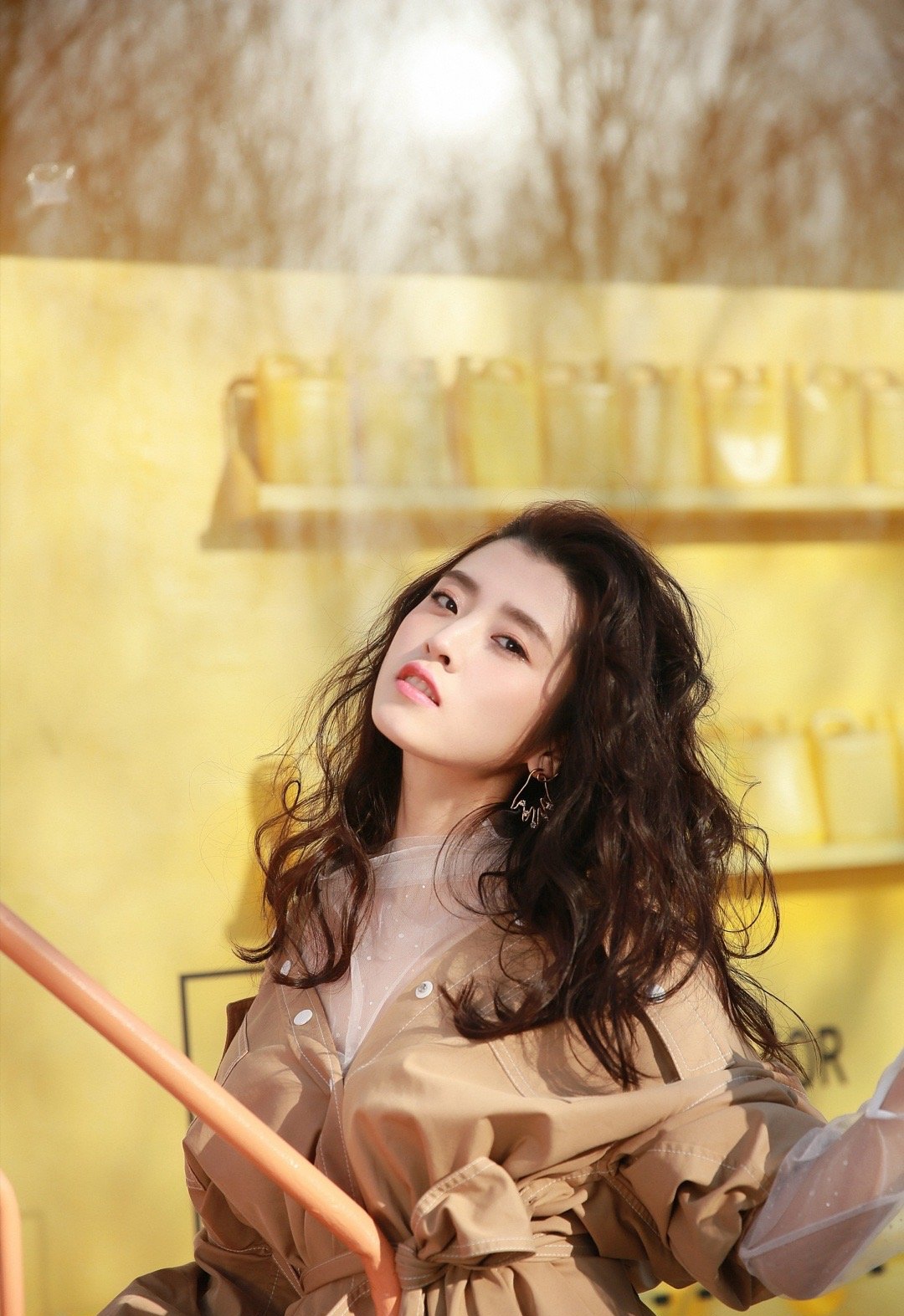 李若嘉的春搭好美风衣裙内搭透明薄纱时尚又性感卷发好洋气