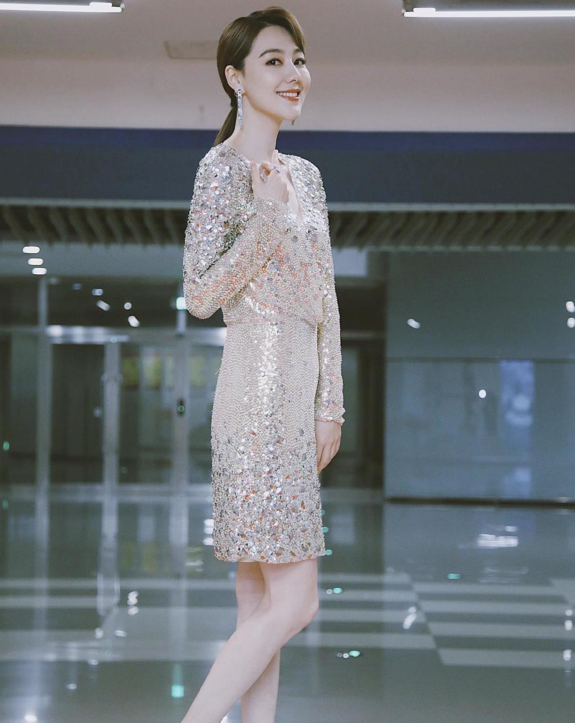 小鹿谈说篮球 11月10日 08:57 1 / 6 王冠主持功底扎实,曾在央视搭档