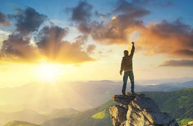 20条励志经典句子勇气永远都靠不住只有暂时的疯狂才有意义