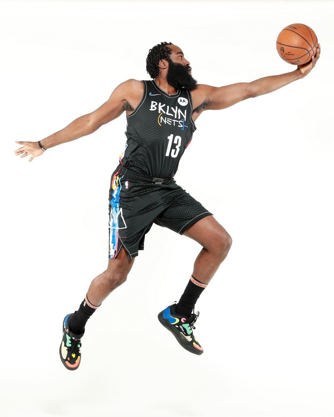 nba官方先于球队晒出了詹姆斯-哈登身穿布鲁克林篮网队球衣的定妆照