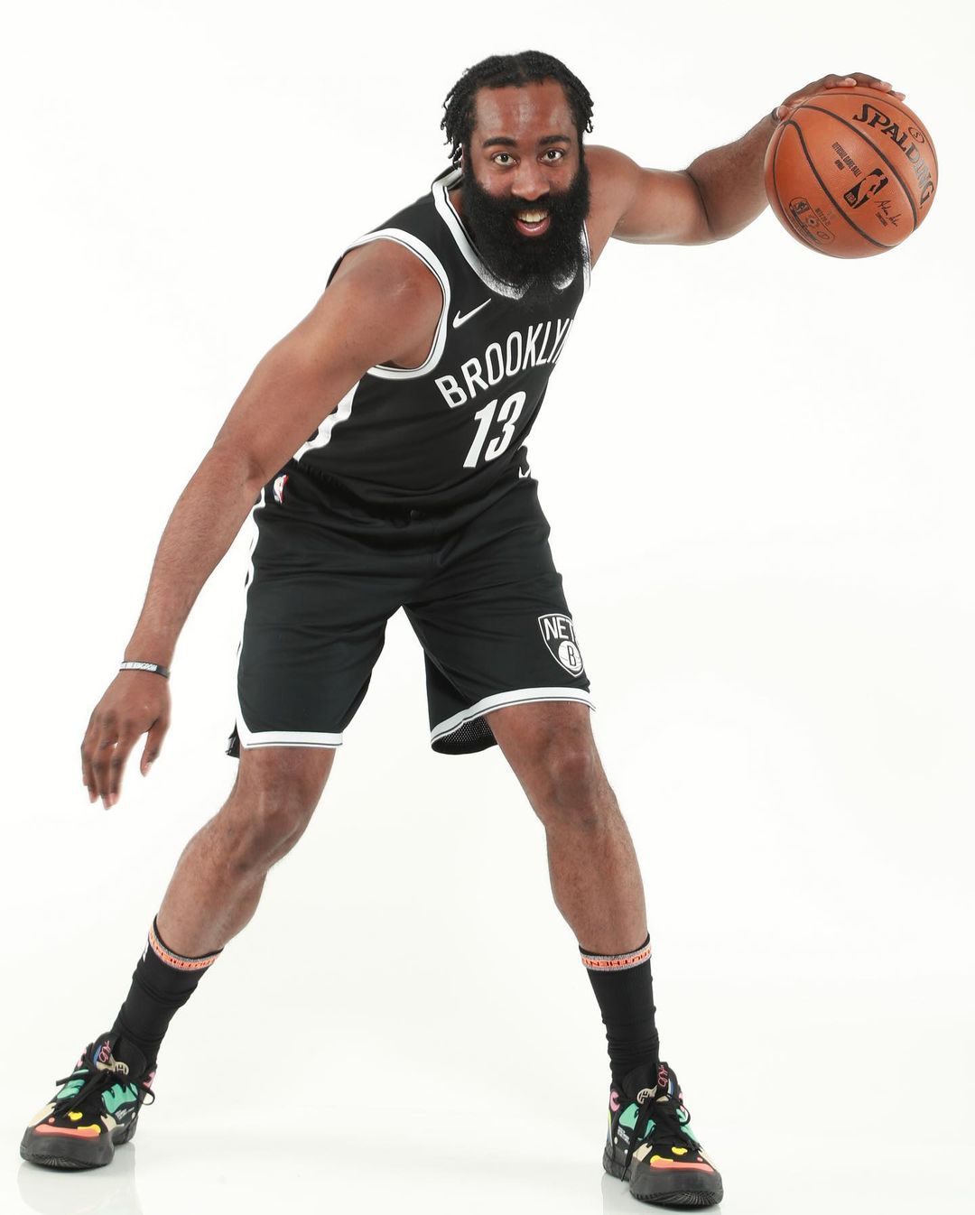 nba揭晓哈登篮网定妆照,大胡子喜笑颜开,他曾缺席火箭定妆照拍摄