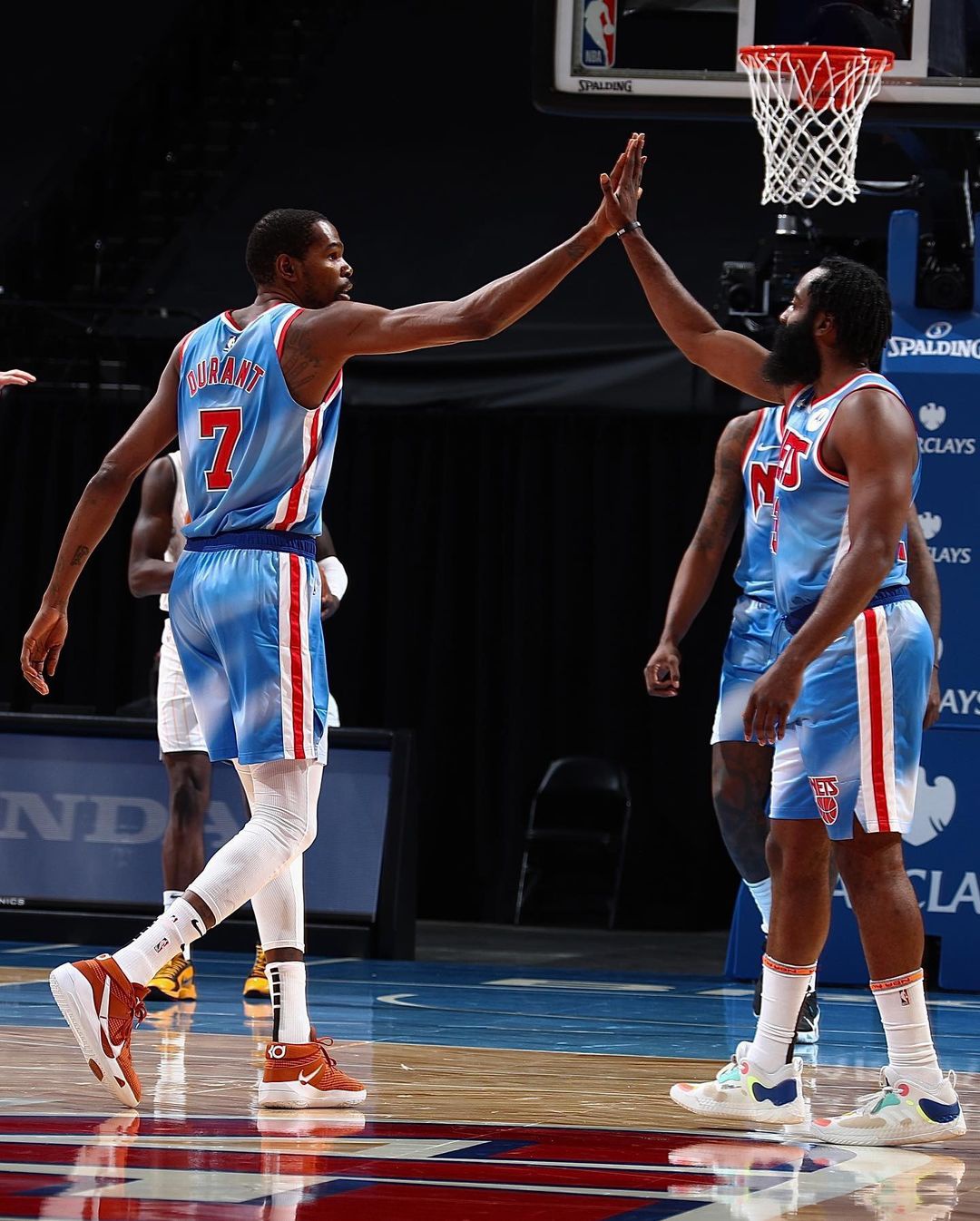 积极!哈登篮网首秀半场7助攻3抢断1盖帽 快攻三人合围都防不住他