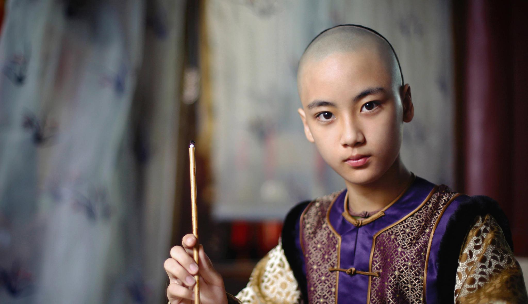 当然啦,除了演技好,形象佳,在娱乐圈混你还得有路人缘,那么边程的路人