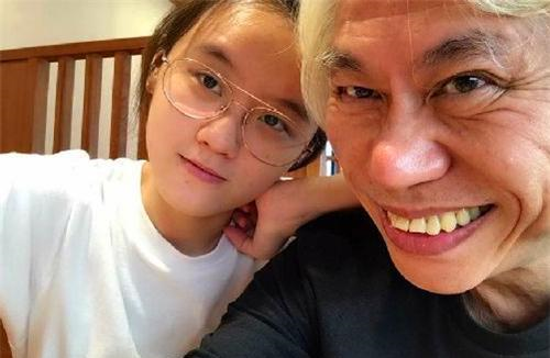 因“忘年恋”走红的17岁女孩林靖恩,7年过去,现已失去纯真笑容休闲区蓝鸢梦想 - Www.slyday.coM 因“忘年恋”走红的17岁女孩林靖恩,7年过去,现已失去纯真笑容休闲区蓝鸢梦想 - Www.slyday.coM