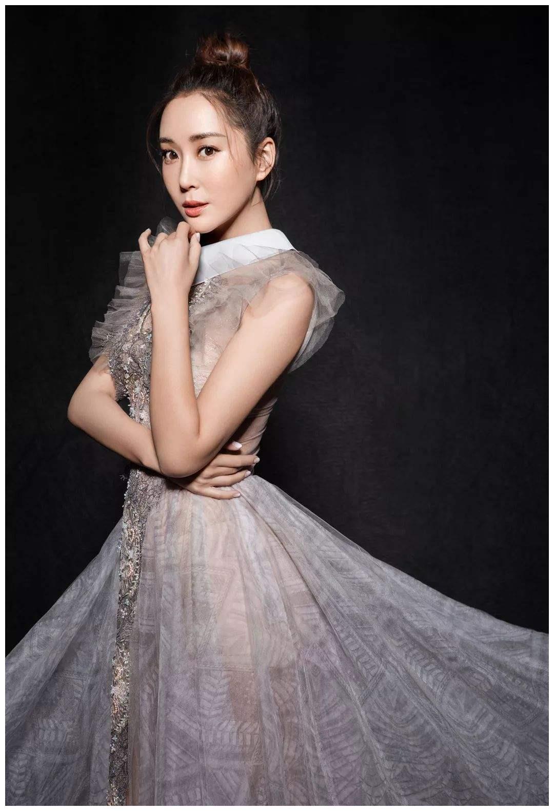 她因酷爱拍戏险些失聪,结婚6年痛失2子,如今嫁男神老公被宠成宝