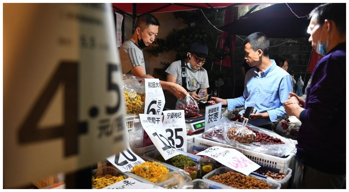 重庆拿出1万平米免费摆摊,臭豆腐摊8点就卖断货