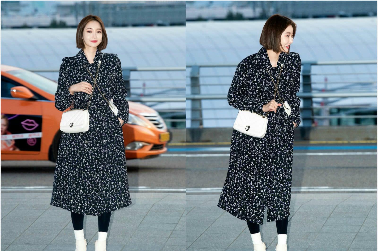 韩国第一短发美女高俊熙,穿黑白碎花大衣裙现身机场,优雅时尚_高清