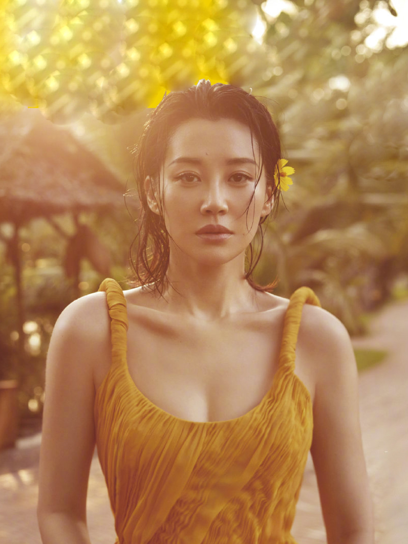 许晴性感写真上线搭配湿发造型演绎别样风情