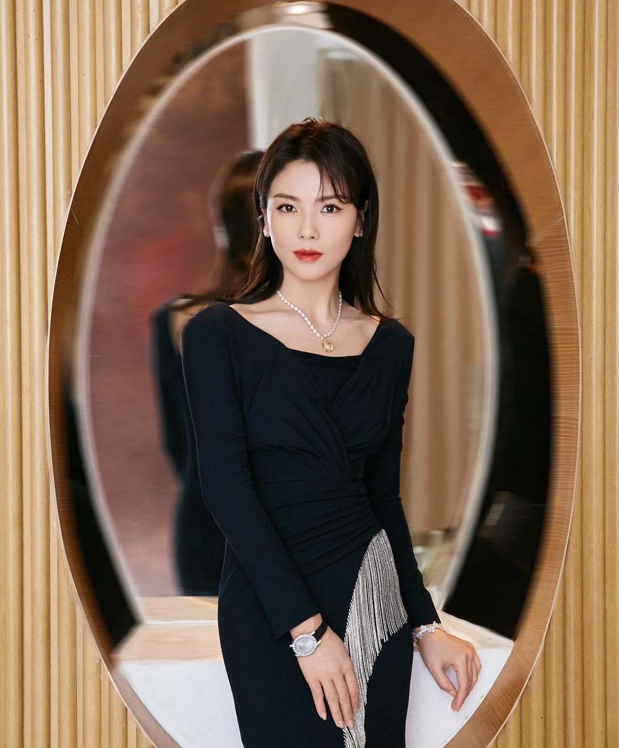 刘涛42岁依旧魅力不减,穿修身开叉裙秀性感,涂红唇美出国际范_高清