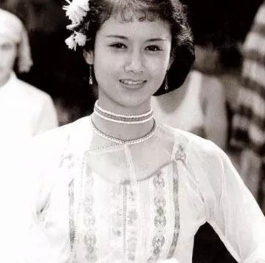 杨丽萍年轻时有多美?纯素颜出镜气质不凡,证件照也惊艳!