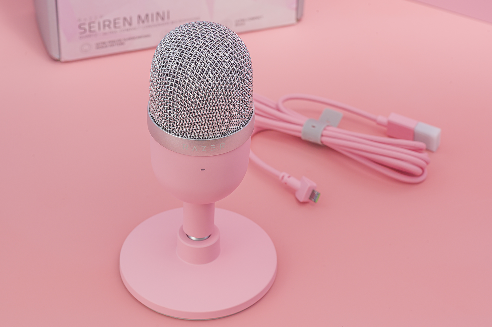 造型方面,外观就好像一只萌萌可爱的粉色鸡蛋,而且如其名一样,尺寸