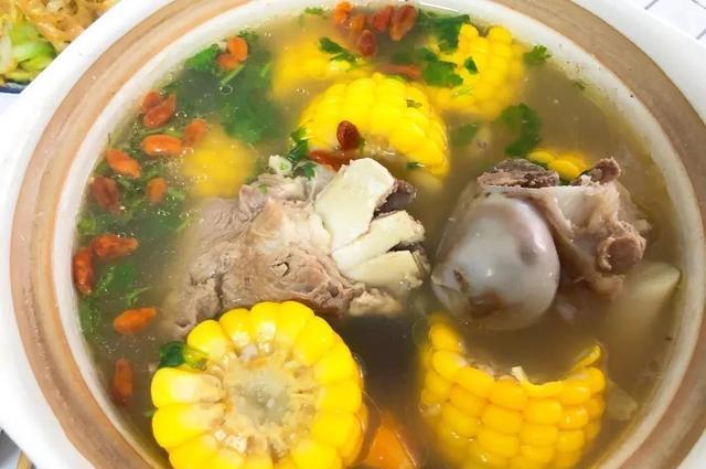 如何炖大棒骨汤十人九错汤汁浓白才是最重要的关键