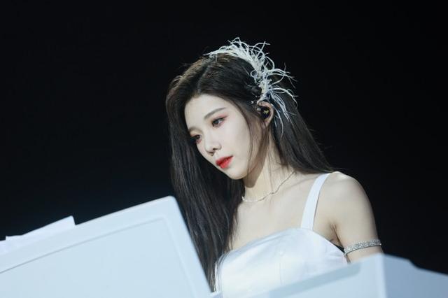 沈梦瑶生日会温暖浪漫风格多变帅气古风切换自如