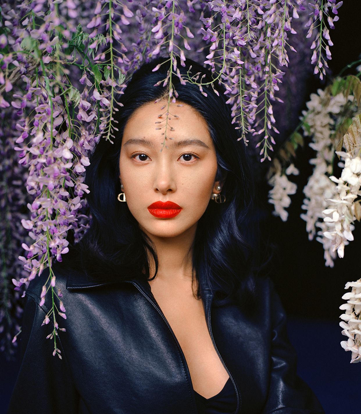 明星杨采钰时尚杂志五月刊封面大片,复古时装造型散发独有气质!