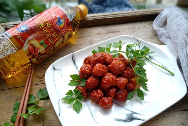 它是用香荠菜,银斑鱼熘制而成的菜品,制作相对较为简单,是一道可口的