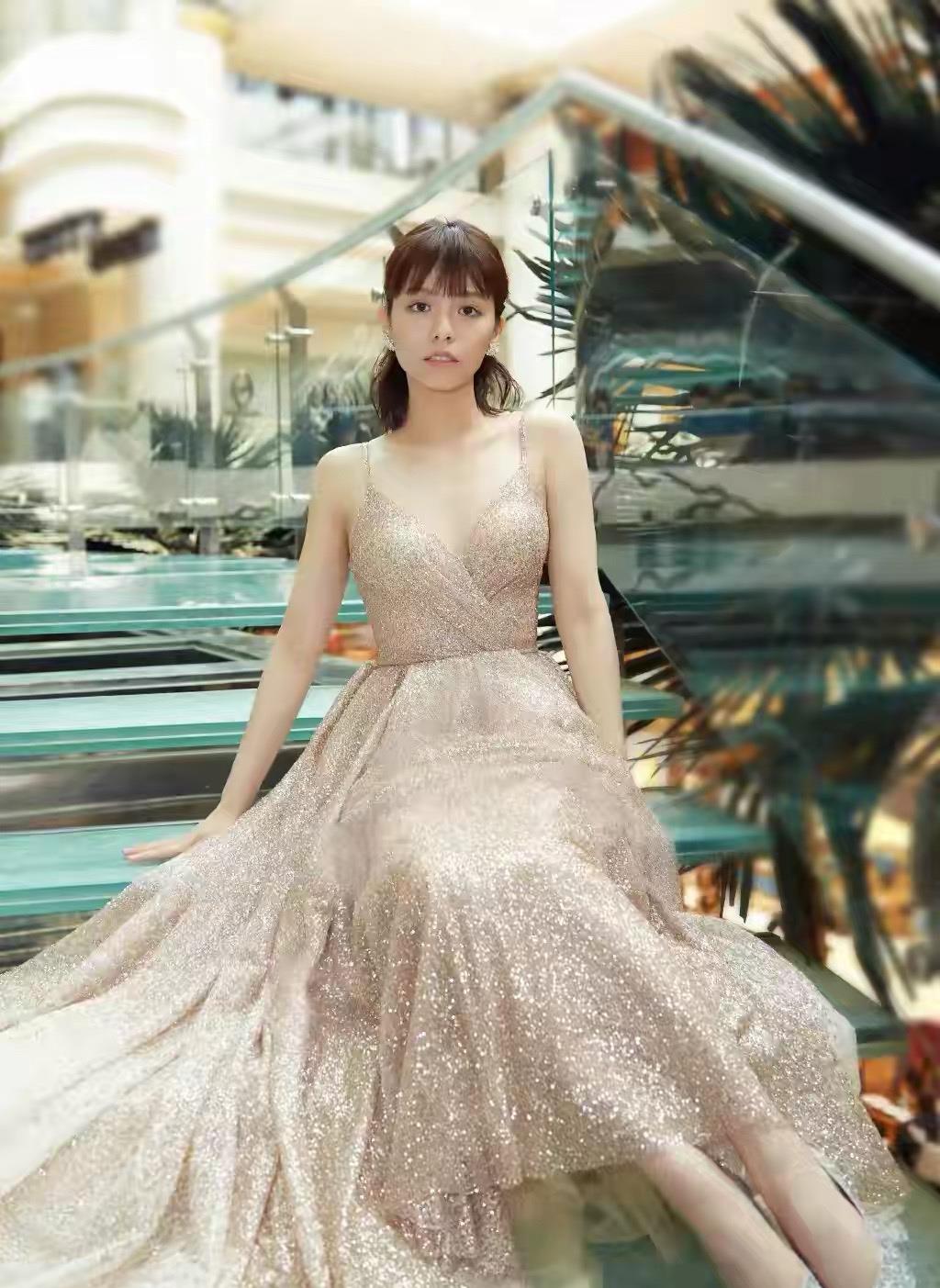 27岁宋芸桦够招摇,香槟金礼服优雅贵气,身材更是曼妙轻盈__财经头条