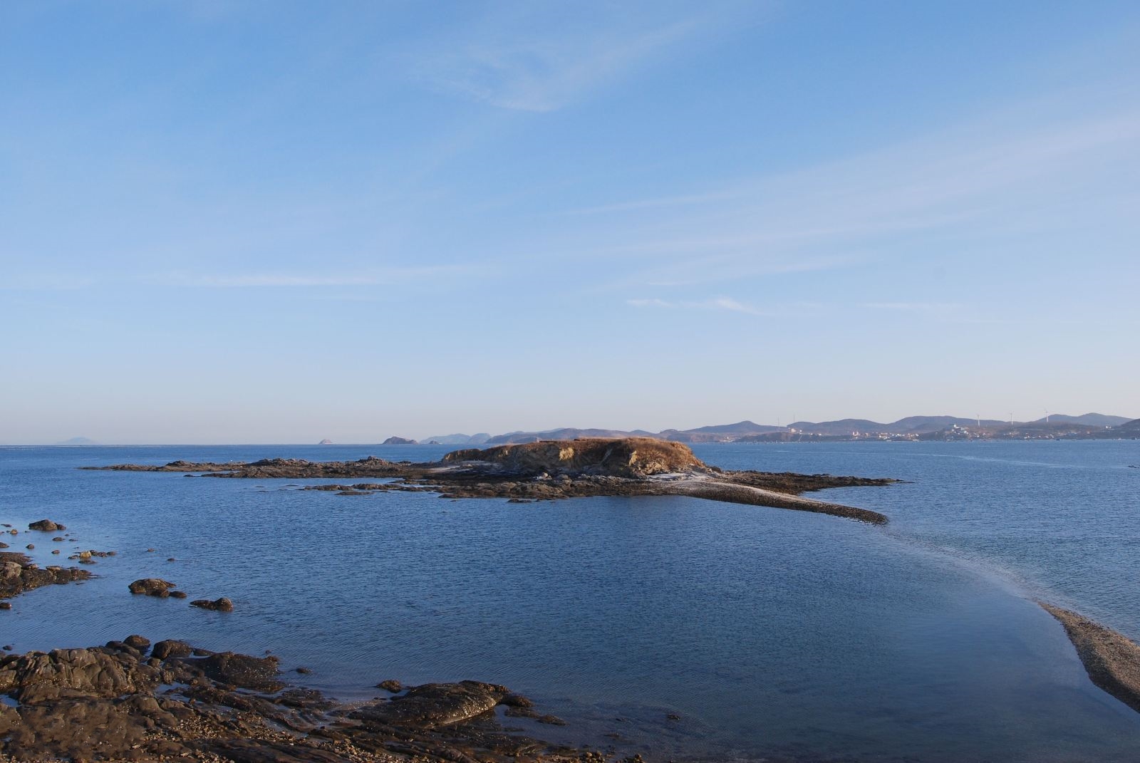 辽宁受欢迎的一座岛屿,因岛长且多山而得名,对外不收门票