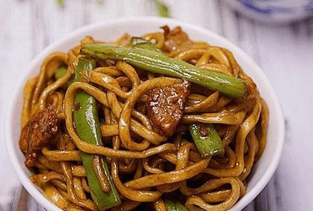 七,豆角焖面主料:豆角250克 面条150克 五花肉50克辅料:油,料酒15毫升