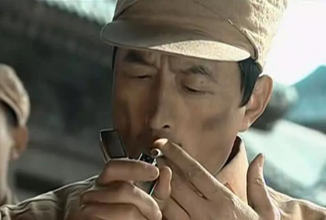 这个常乃超在历史上也是有原型的,就在李云龙埋怨自己是少将军衔