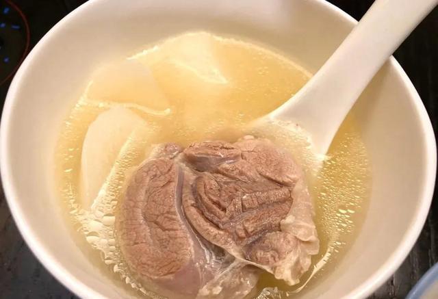 细节步骤①大棒骨买回来剁好,清洗一下血水,将山药