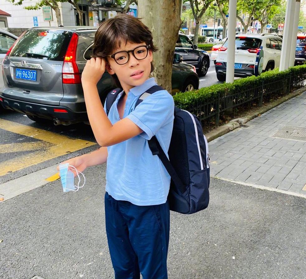 超模吕燕儿子遗传了她法国老公的高颜值8岁第一次撸串开心到飞起