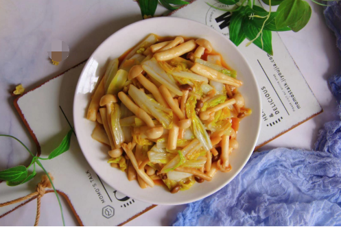 要跟大家分享的这道娃娃菜炒蟹味菇白玉菇是我吃过一次就爱上的味道