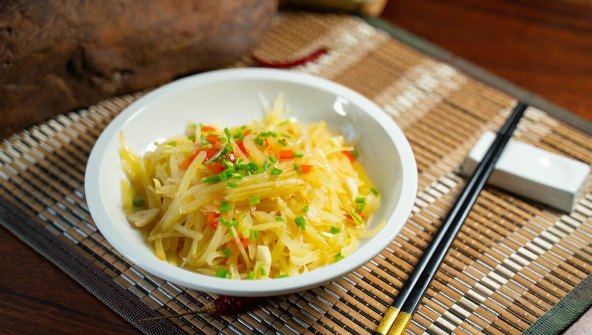 炒土豆丝焯水还是直接炒大厨教你小技巧酸辣开胃爽脆不粘锅