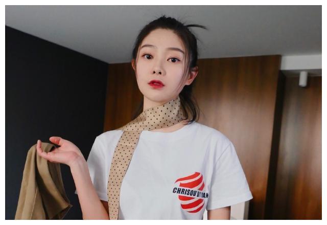 陈烁是个美女明星,看她完美自信的表现,确实给人一种正能量