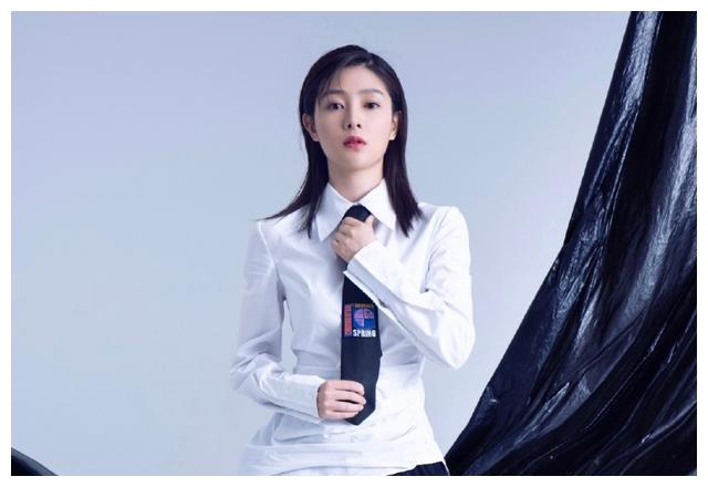 陈烁是个美女明星,看她完美自信的表现,确实给人一种正能量