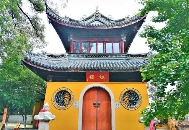 这座寺庙 1500多年历史 有唐代铜佛 宋代石桥 还有明代古樟树