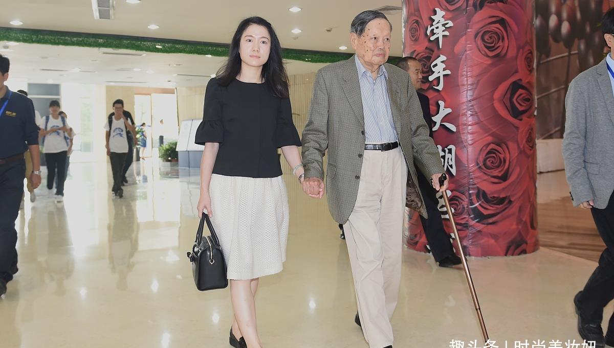 翁帆认真打扮好惊艳,穿粉色蕾丝裙配圆礼帽好优雅,气质不输阔太__财经