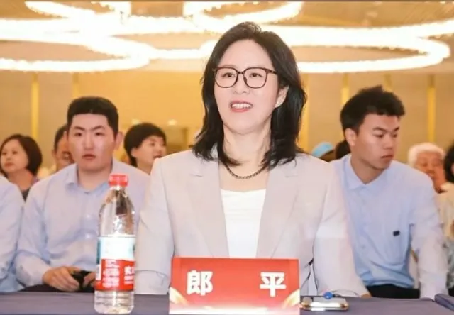 郎导现身出席活动！网友惊呼：只有她才能拯救绝境中的中国女排