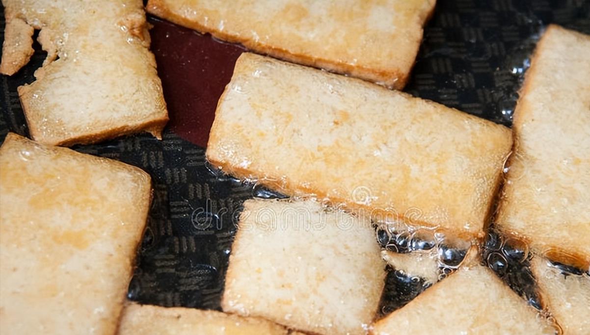 煎豆腐万不能直接下油锅要想不碎不粘锅做好关键2步