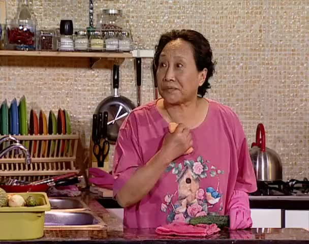 夏东海给姥姥买了礼物谁料还没送出就碎了姥姥让夏东海背锅