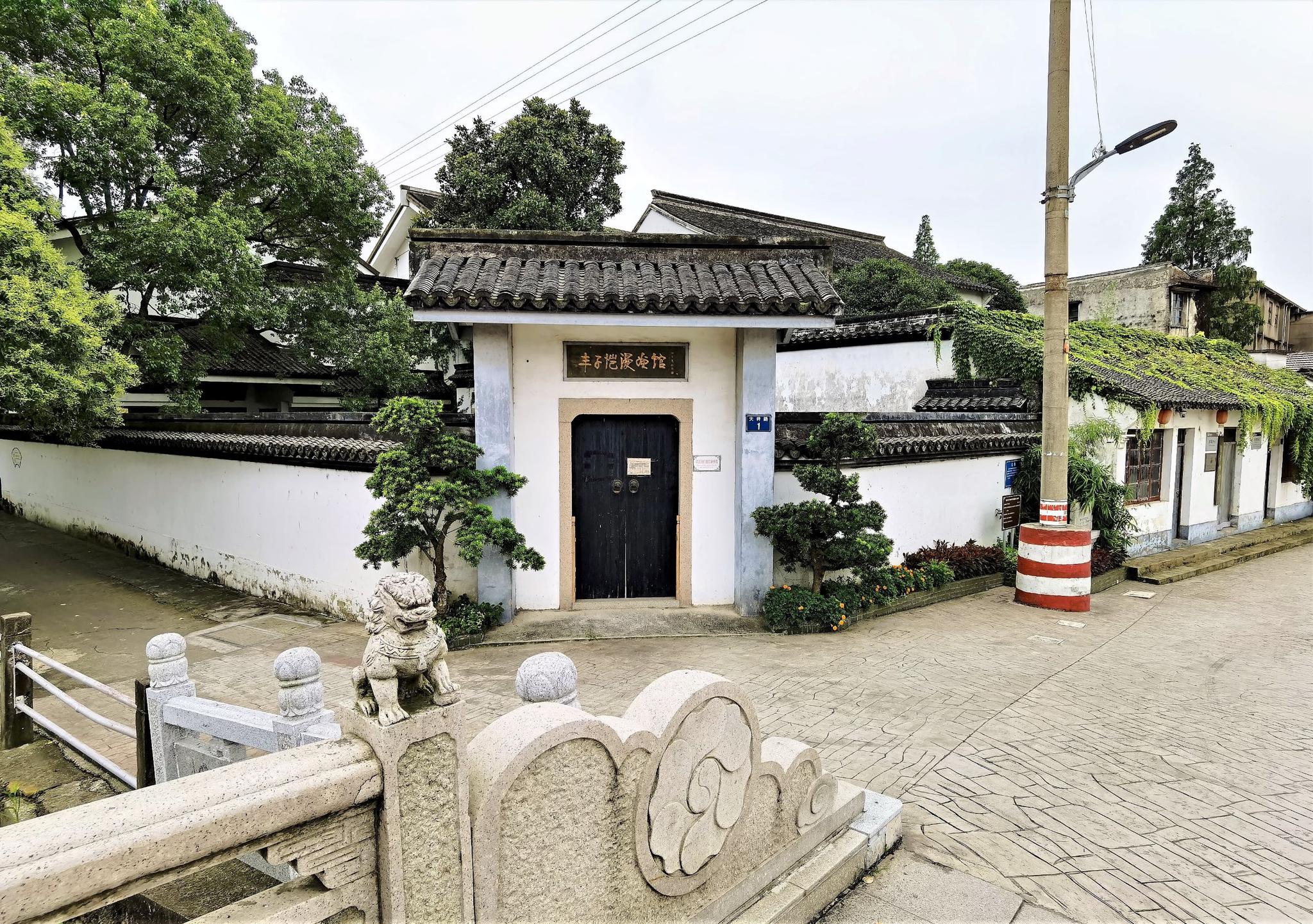 漫画大师丰子恺故居门前木场桥,两边桥栏刻画着先生漫画生动有趣