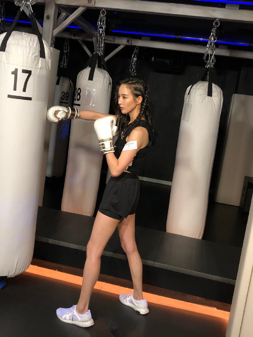 张钧甯穿露脐t恤秀身材腿比超模还细一圈